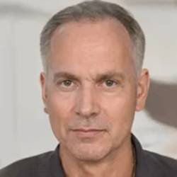 Customer praising CogniSurge natural brain supplement